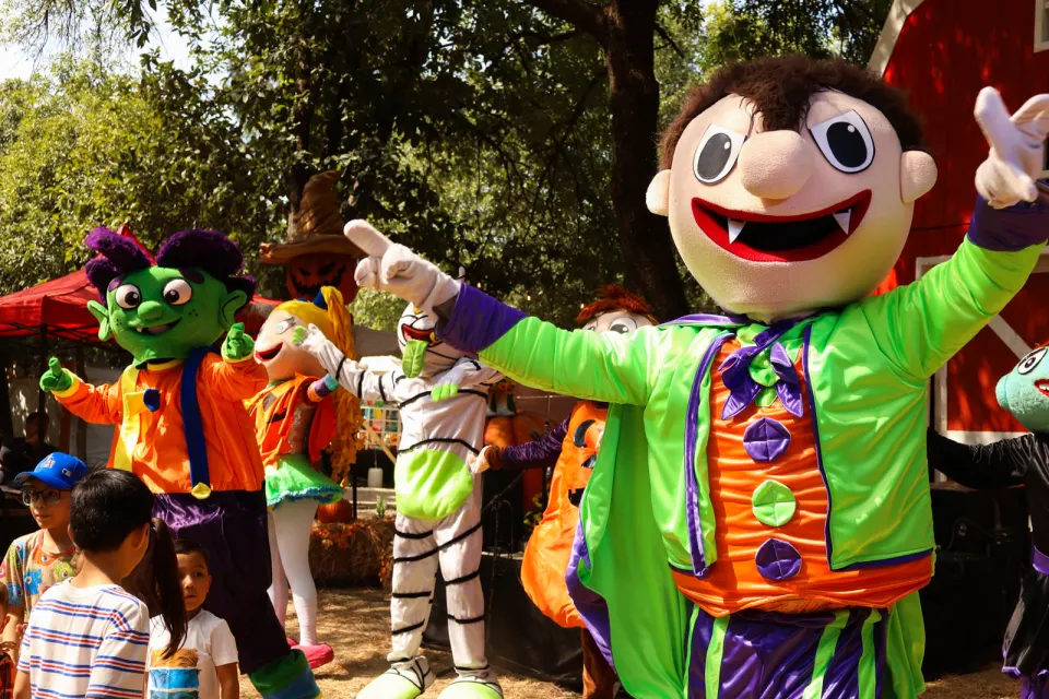 Interacción con Personajes en el Parque de las Calabazas